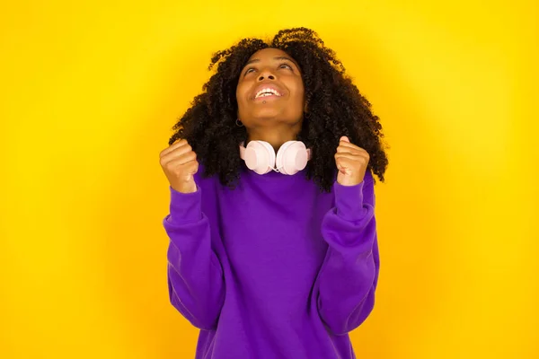 Mujer Afroamericana Con Los Puños Cerrados Feliz Concepto Emociones Gestos —  Fotos de Stock