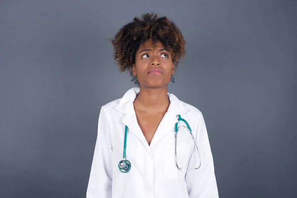 Ärgerlich Verwirrt Afroamerikanische Ärztin Medizinischer Uniform Runzelt Die Stirn Beißt — Stockfoto