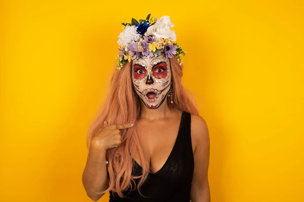 Sorprendido Hermosa Mujer Con Halloween Maquillaje Estudiante Estar Estupor Sorprendido —  Fotos de Stock