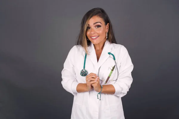 Vaya Hermosa Mujer Doctora Aislada Sobre Fondo Gris Del Estudio —  Fotos de Stock