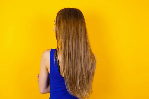 Vue Arrière Une Fille Avec Longs Cheveux Ondulés Brillants Debout — Photo