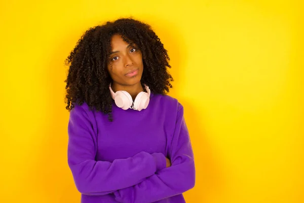 Afro Amerikaanse Vrouwelijke Pruilen Kijken Ernstig Ongelukkig Gele Achtergrond Emoties — Stockfoto