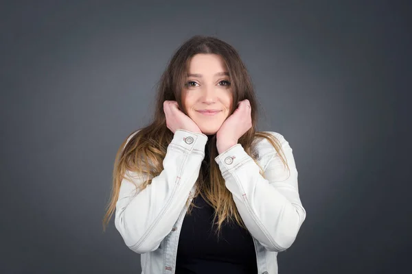 Snící Mladá Evropanka Drží Ruce Přitisknuté Bradě Dívá Šťastně Zubatý — Stock fotografie