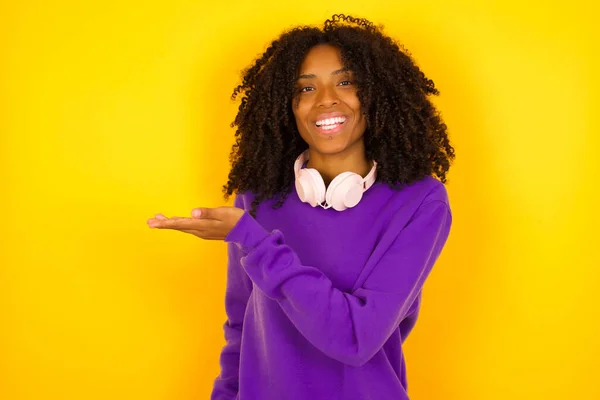 Jovem Bela Mulher Afro Americana Vestindo Camisola Malha Roxa Mostrando — Fotografia de Stock