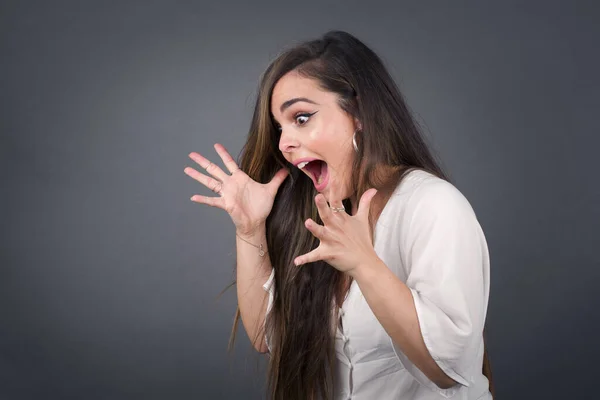 Portrait Young Woman Shocked Facial Expressionholding Hands Face Screaming Looking — Stock Photo, Image