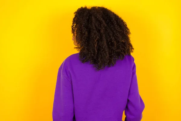 Vista Trasera Femenina Afroamericana Sobre Fondo Amarillo Concepto Emociones Gestos —  Fotos de Stock