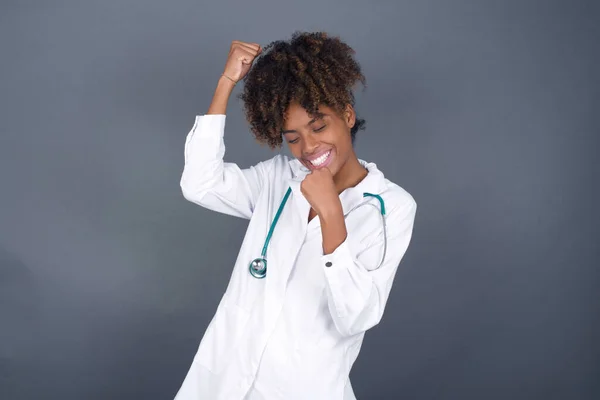 Mujer Médica Afroamericana Vistiendo Uniforme Médico Feliz Emocionado Expresando Gesto — Foto de Stock