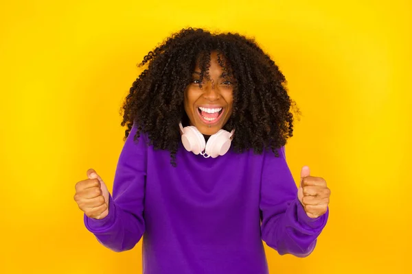 Afro Amerikaanse Vrouw Met Gebalde Vuisten Ziet Gelukkig Uit Alsof — Stockfoto
