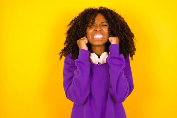 Mujer Afroamericana Cerró Sus Años Con Los Dedos Quiere Escuchar —  Fotos de Stock