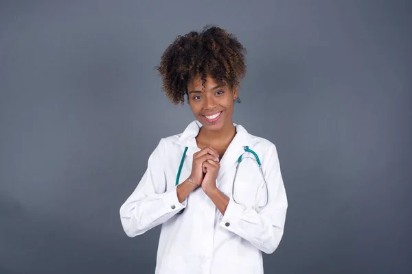 Dreamy Encantadora Médico Afroamericano Mujer Vistiendo Uniforme Médico Con Expresión — Foto de Stock