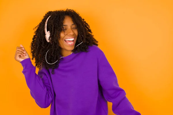 Jovem Bela Mulher Afro Americana Vestindo Camisola Malha Roxa Com — Fotografia de Stock