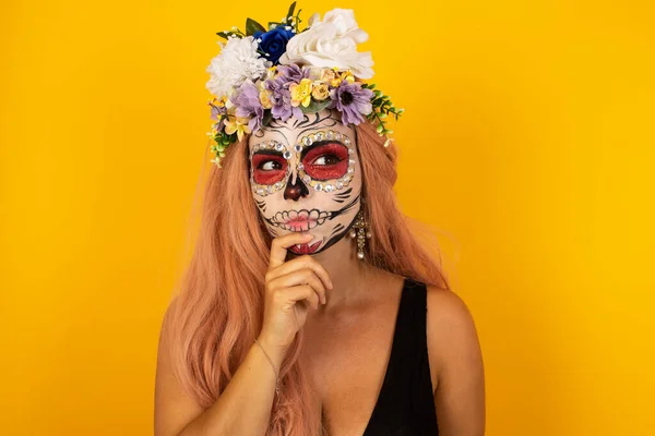 Shot Contemplative Thoughtful Mujer Joven Con Maquillaje Halloween Mantiene Mano —  Fotos de Stock