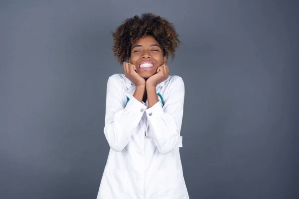 Retrato Doctora Afroamericana Vistiendo Uniforme Médico Siendo Abrumada Con Emociones —  Fotos de Stock