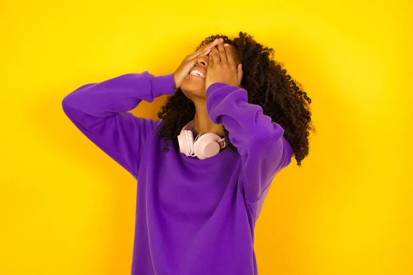 African American Female Stands Closed Eyes Hide Seek Concept — Stock Photo, Image