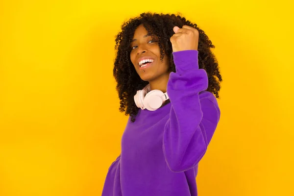 Donna Afroamericana Sfondo Giallo Mostra Pugno Sembra Felice Emozioni Gesti — Foto Stock