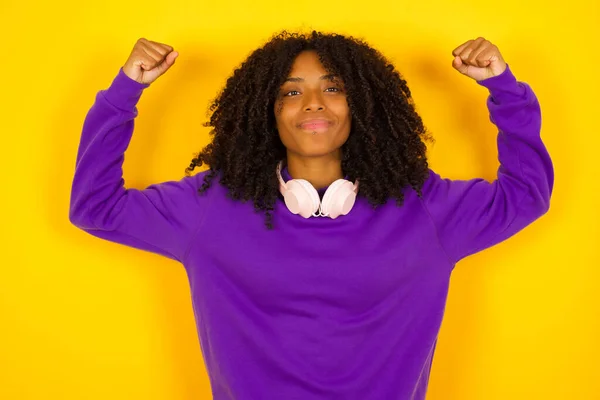 Afro Amerikaanse Vrouw Met Haar Handen Omhoog Kijk Gelukkig Emoties — Stockfoto