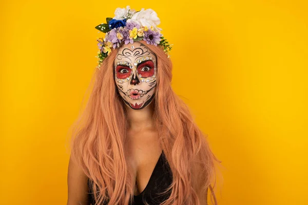 Mujer Con Maquillaje Halloween Ropa Casual Expresando Disgusto Falta Voluntad —  Fotos de Stock