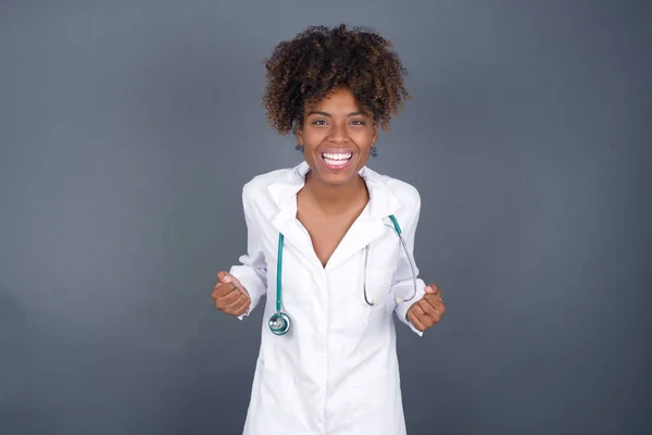Retrato Cerca Doctora Afroamericana Con Uniforme Médico Levantando Puños Aislados — Foto de Stock