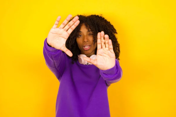 Mujer Afroamericana Hace Gesto Marco Con Sus Manos Sobre Fondo —  Fotos de Stock