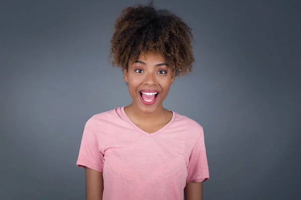 Emotiv Afroameričanka Tmavovlasá Nosí Neformální Oblečení Šťastná Nadšená Oslavu Výročí — Stock fotografie