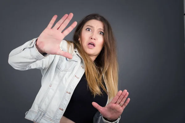 Das Unzufriedene Kaukasische Model Runzelt Die Stirn Hat Einen Ekelhaften — Stockfoto