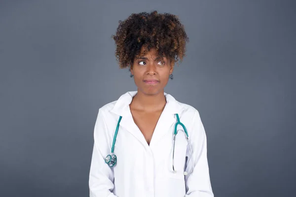 Foto Sorprendido Médico Afroamericano Desconcertado Mujer Con Los Labios Curvas — Foto de Stock