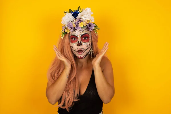 Concepto Sorpresa Retrato Mujer Hermosa Asombrada Con Maquillaje Halloween Que —  Fotos de Stock