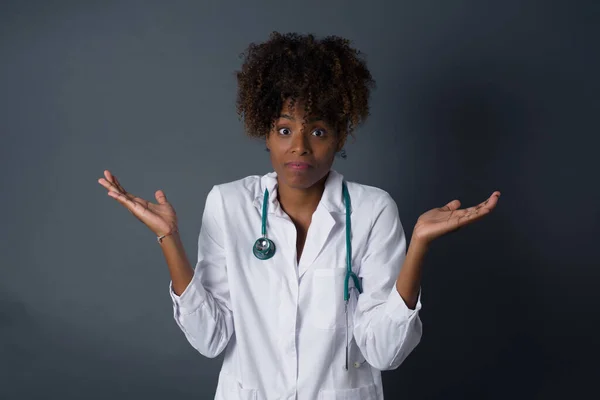 Puzzled Clueless African American Doctor Woman Arms Out Shrugging Her — Stock Photo, Image