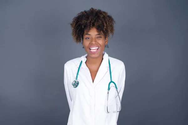 Carino Donna Medico Afroamericano Indossa Uniforme Medica Lampeggiando Gli Occhi — Foto Stock