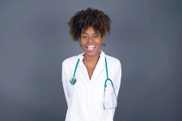 Linda Mujer Médica Afroamericana Vistiendo Uniforme Médico Parpadeando Sus Ojos — Foto de Stock