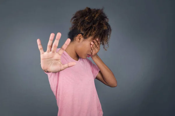 Mensen Lichaamstaal Jonge Afrikaanse Vrouw Bedekt Ogen Met Palm Doet — Stockfoto