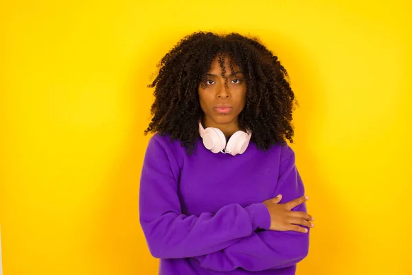 Африканская Американка Выглядит Серьезно Жёлтом Фоне Концепция Эмоций Жестов — стоковое фото