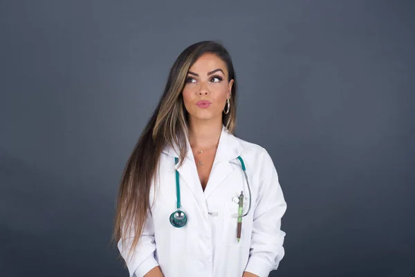 Agradable Mirada Joven Médico Estudiante Mira Pensativamente Lado Planea Acciones —  Fotos de Stock