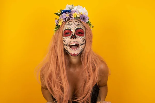 Primer Plano Retrato Mujer Moderna Elegante Con Maquillaje Halloween Con —  Fotos de Stock