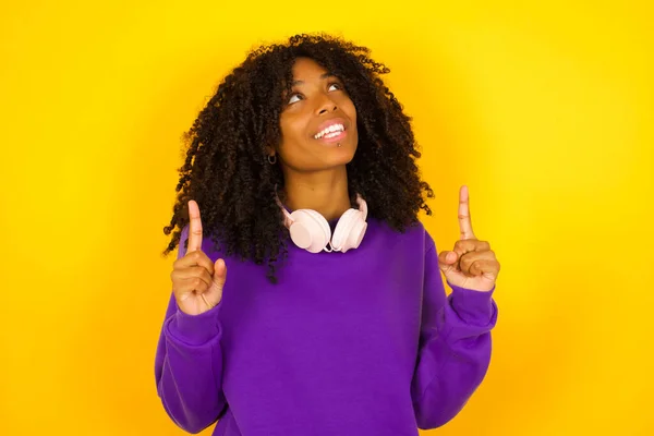 Mujer Afroamericana Sobre Fondo Amarillo Apunta Hacia Arriba Concepto Emociones — Foto de Stock