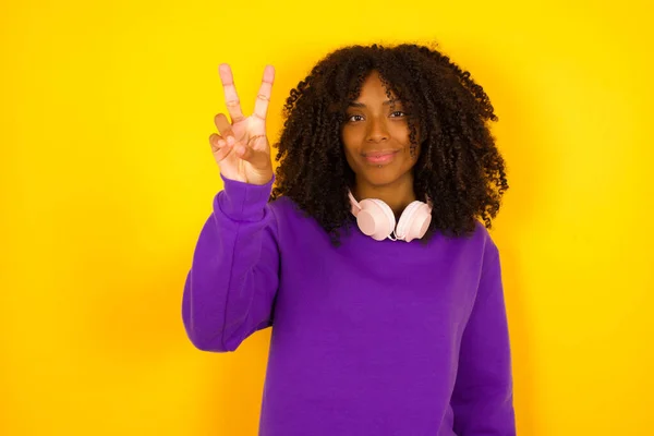 Mulher Afro Americana Mostra Dois Dedos Fundo Amarelo Conceito Emoções — Fotografia de Stock