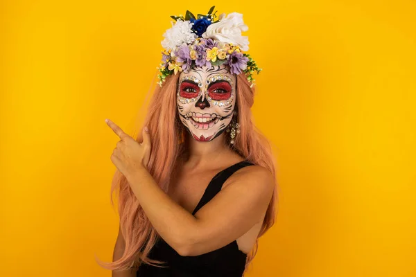 Guarda Bella Donna Bionda Con Trucco Halloween Che Punta Lontano — Foto Stock