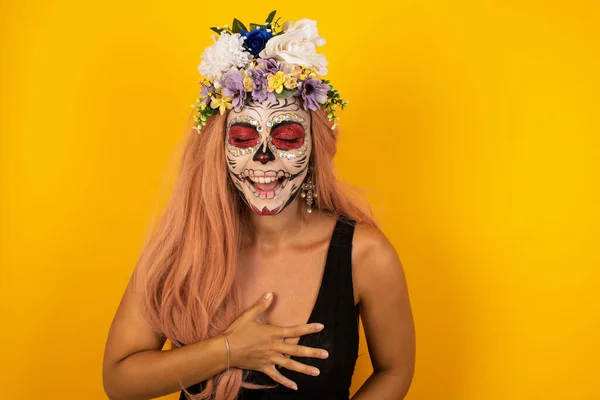 Mujer Alegre Con Maquillaje Halloween Mantiene Las Manos Cruzadas Ríe —  Fotos de Stock