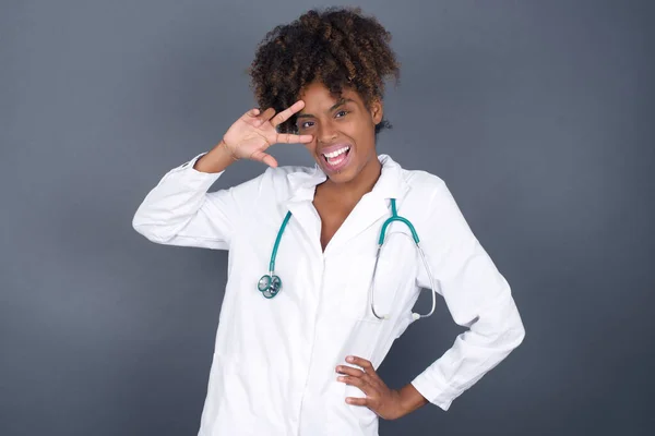 Bella Donna Medico Afroamericano Indossa Uniforme Medica Mostra Segno Vicino — Foto Stock