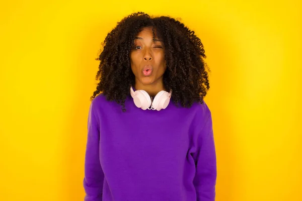 Sifflet Féminin Afro Américain Sur Fond Jaune Concept Émotions Gestes — Photo