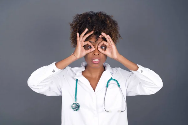 Verspielte Aufgeregte Afroamerikanische Ärztin Die Gesten Mit Beiden Händen Zeigt — Stockfoto