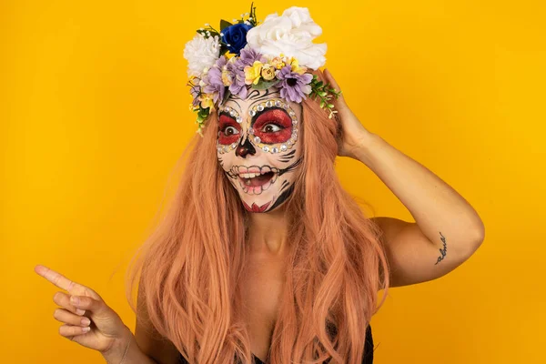 Porträt Einer Schönen Frau Mit Halloween Make Mit Schockiertem Gesichtsausdruck — Stockfoto