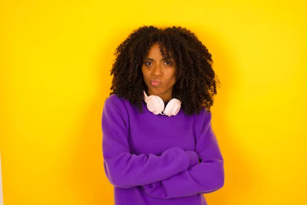 Afro Americana Mulher Infeliz Bebendo Fundo Amarelo Conceito Emoções Gestos — Fotografia de Stock