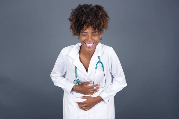 Alegre Médico Afroamericano Mujer Con Uniforme Médico Mantiene Las Manos —  Fotos de Stock
