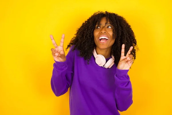 Mujer Afroamericana Sobre Fondo Amarillo Muestra Signos Paz Sonrisa Concepto —  Fotos de Stock