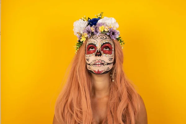 Retrato Mujer Encantadora Encantadora Misteriosa Con Maquillaje Halloween Con Pelo — Foto de Stock