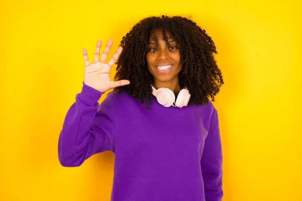 Mulher Afro Americana Mostra Cinco Dedos Fundo Amarelo Conceito Emoções — Fotografia de Stock