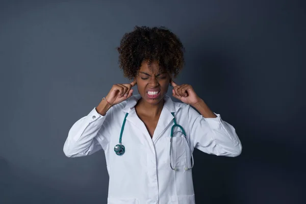 Deja Hacer Este Molesto Sonido Foto Estresada Doctora Afroamericana Tapándose —  Fotos de Stock