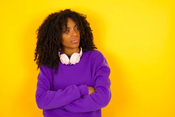 Afro Amerikaanse Vrouw Kijkt Opzij Niet Blij Gele Achtergrond Emoties — Stockfoto