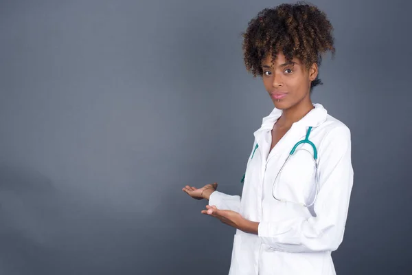 Joven Mujer Médica Afroamericana Sobre Fondo Aislado Invitar Entrar Sonriendo — Foto de Stock